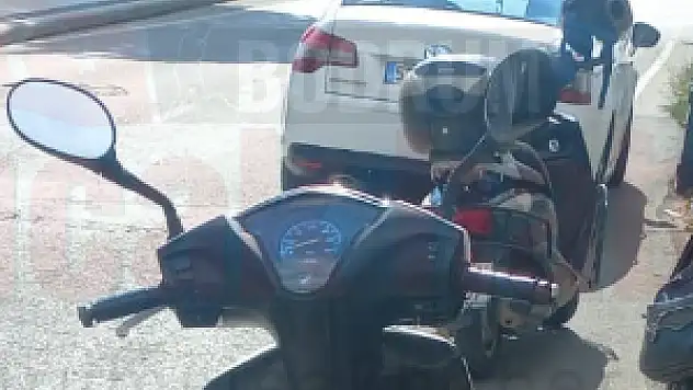 Bitez'de Otomobile Çarpan Sürücü Düşerek Yaralandı