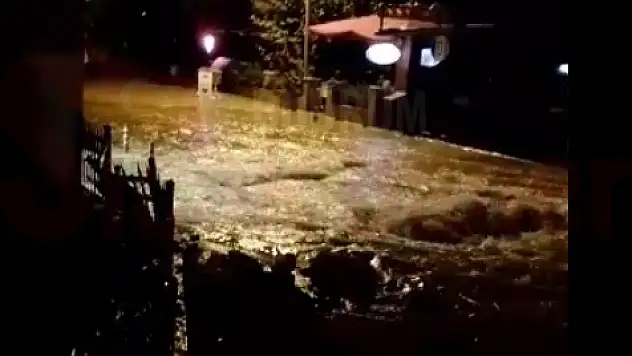 Bitez'de Patlayan Su İsale Hattı Bölgeyi Savaş Alanına Çevirdi