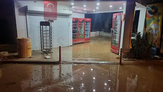 Bitez'de Yine Patlayan İsale Hattı İşyerlerini Çamur İçinde Bıraktı
