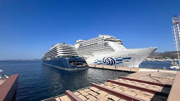 Bodrum'a 2 gemi birden geldi