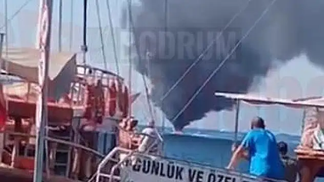 Bodrum Açıklarında bir Tekne Alev Alev Yandı