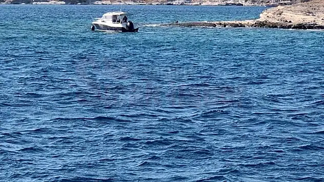 Bodrum açıklarında kayalıklara oturan tekne kurtarıldı