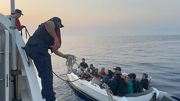Bodrum açıklarında sürüklenen göçmen botuna müdahale