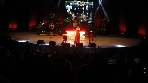 Bodrum Belediyesi Kale  Konserleri Yeşim Salkım'la Başladı