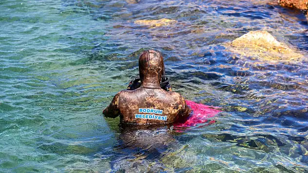 Bodrum Belediyesi'nden çevreci adım: Denizden 33 kilo atık çıkarıldı