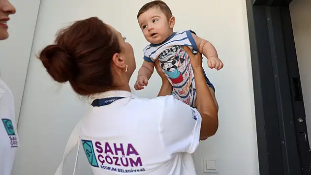 Bodrum belediyesi yeni bebek sahibi olan ailelerin yanında olmaya devam ediyor