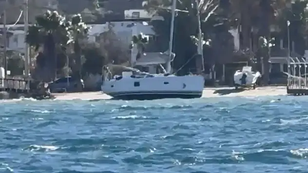 Bodrum'da fırtına etkili oldu yelkenli tekne karaya oturdu