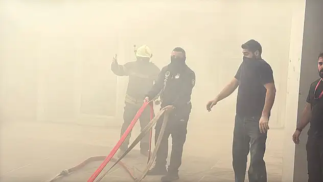 Bodrum'da giyim mağazasının deposunda yangın paniği