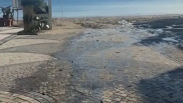 Bodrum'da patlak iki gündür denize akıyor