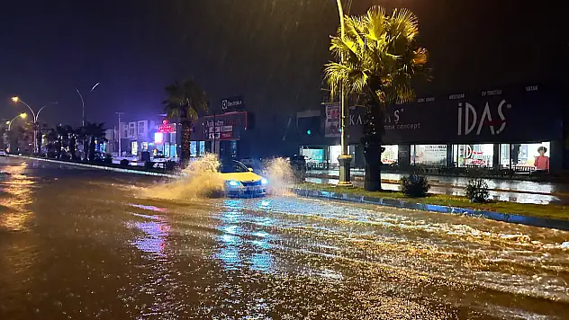 Bodrum'da sağanak hayatı olumsuz etkiledi ev ve iş yerlerini su bastı