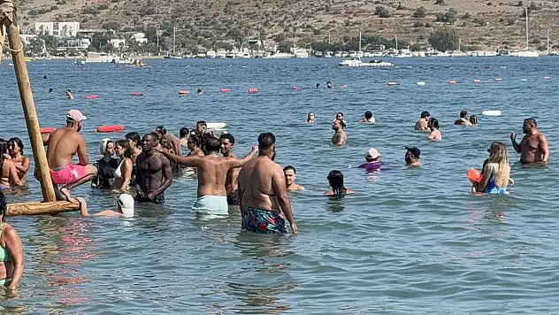 Bodrum'da sokaklar ve sahiller insan seline döndü