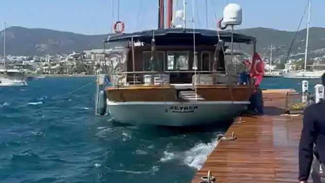 Bodrum'da sürüklenen yelkenli tekne iskeleye çarptı