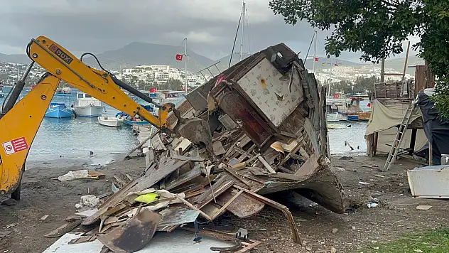 Bodrum'da tekne görünümlü kaçak yapılara yıkım