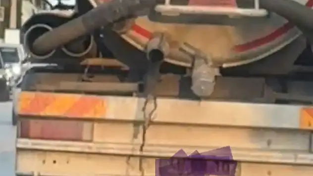 Bodrum'da tepki çeken görüntü: atık su tankeri yola pislik saçtı