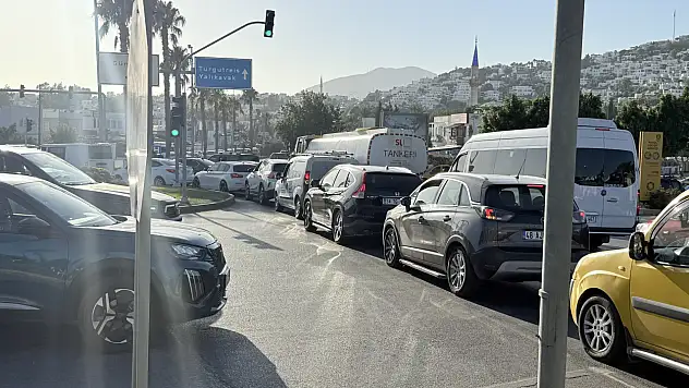 Bodrum'da Trafik Çilesi ! Gümbet Kavşağı'nda Her Gün Aynı Kabus !
