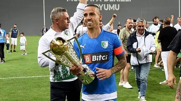 Bodrum FK orta saha oyuncusu Erkan Değişmez Bodrumspor'a veda etti