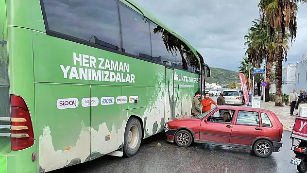 Bodrum FK otobüsü Gümbet'te kazaya karıştı