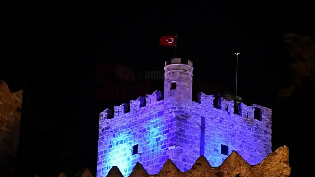 Bodrum Kalesi Dünya Çocuk Hakları Günü dolayısıyla maviye büründü