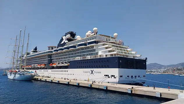 Bodrum Limanı'na iki dev yolcu gemisi geldi