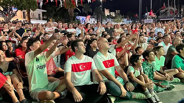 'Bodrum Meydanı'nda Milli Maç Heyecanı: Türkiye-Hollanda Çeyrek Finali Üzüntüyle Bitti'