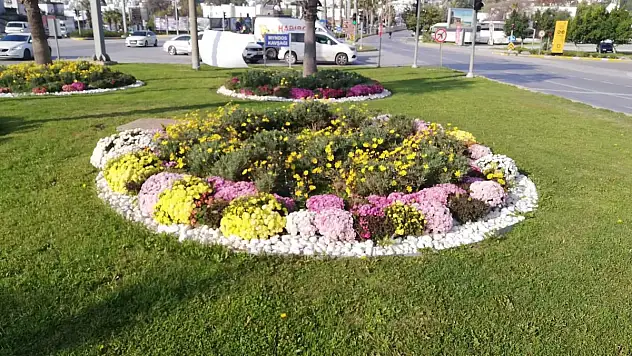 Bodrum Park Bahçeler Ekipleri Gümbet Kavşağını Çiçeklerle Donattı