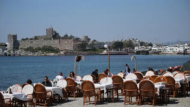 Bodrum Sahillerinde Güneşli Havada Yoğunluk Oluştu