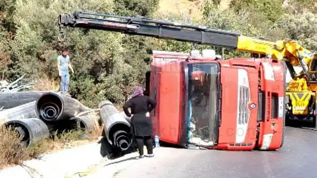 Bodrum Turgutreis Arasında Tır Devrildi