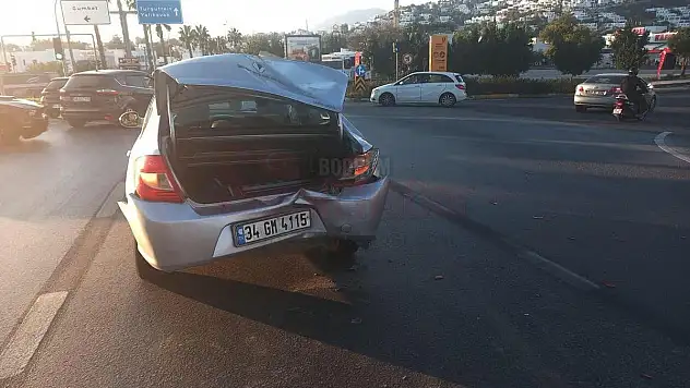 Bodrum' un Yoğun Trafiğinde Maddi Hasarlı Kaza Meydana Geldi