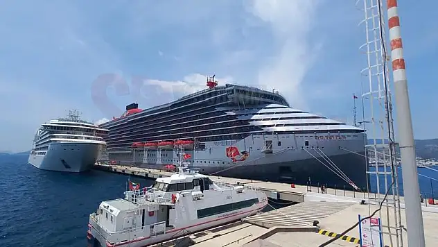 Bodrum'a 2 Gemi ile 1982 Yolcu Geldi