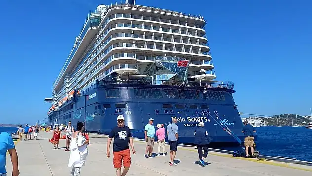 Bodruma Mein Schiff Gemisi İle 2539 Turist Geldi