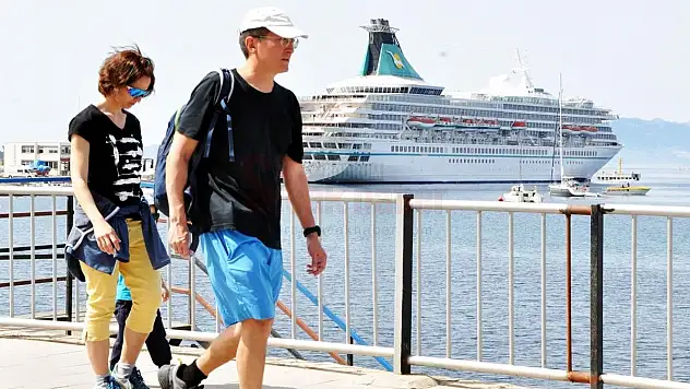 Bodrum'a sezonun ilk yolcu gemisi geldi