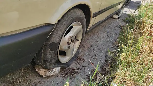 Bodrum'da  15 Aracın Lastiğini Şişlediler