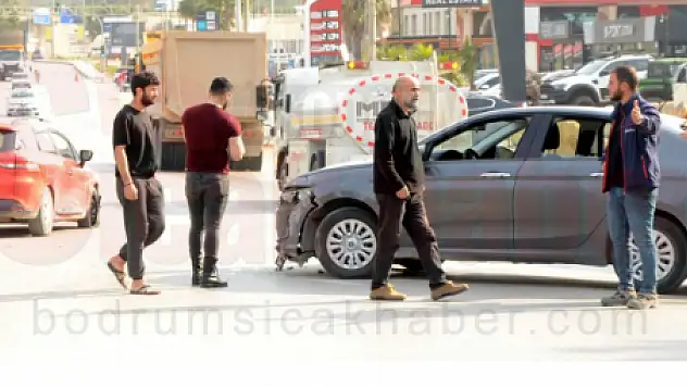 Bodrum'da 2 Araç Kafa Kafaya Çarpıştı