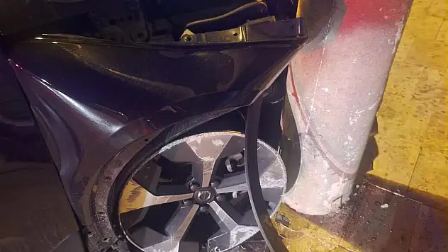 Bodrum'da Alkollü Sürücü Terörü: İki Motosiklete Çarptı, Kaldırıma Çıktı