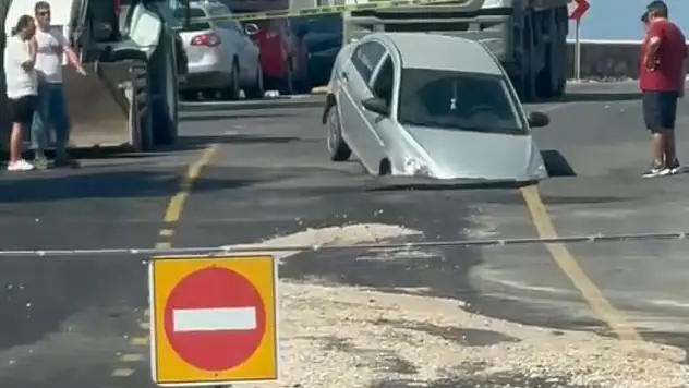 Bodrum'da Ana İsale Hattı Patladı: Otomobil Dev Çukura Düş
