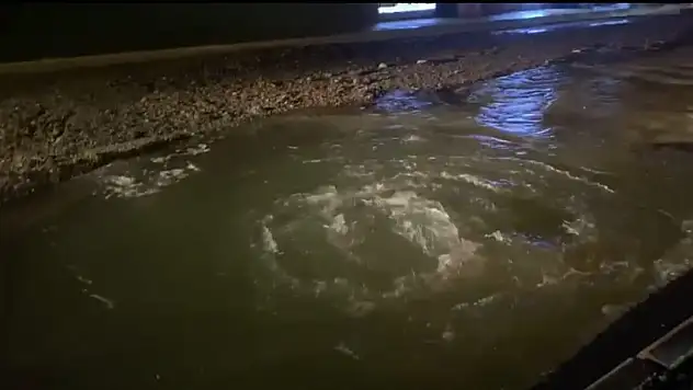 Bodrum'da Ana İsale Hattı Patladı: Yol Dereye Döndü