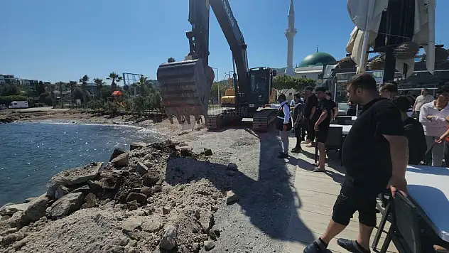 Bodrum'da Bir İşletmeye Ait Kaçak İskele Yıkıldı