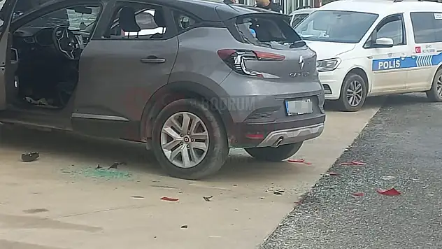 Bodrum'da Cinnet Geçiren Şahıs Kız Arkadaşının Aracını Parçaladı