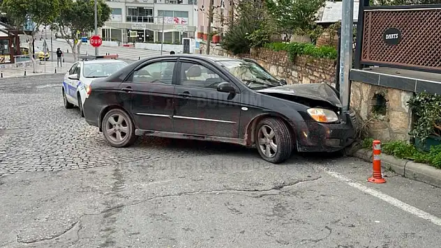 Bodrum'da Direğe Çarpan Araçta 3 Kişi Yaralandı