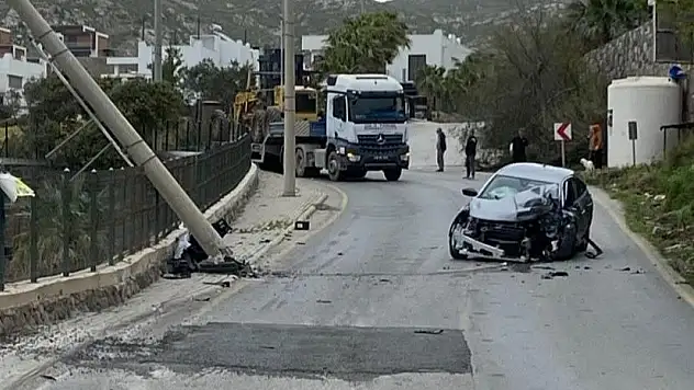 Bodrum'da Direksiyon Hakimiyetini Kaybeden Sürücü Beton Direğe Çarptı