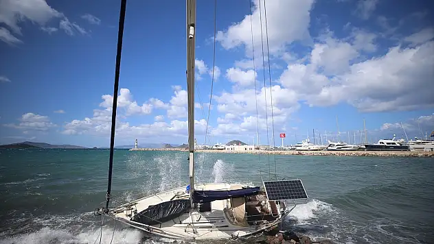 Bodrum'da etkili olan kuvvetli rüzgarda kıyıya sürüklenen yelkenli teknede hasar oluştu