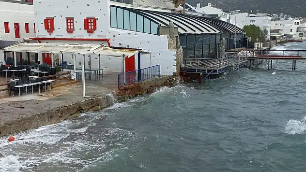 BODRUM'DA FIRTINA ETKİSİNİ GÖSTERMEYE BAŞLADI