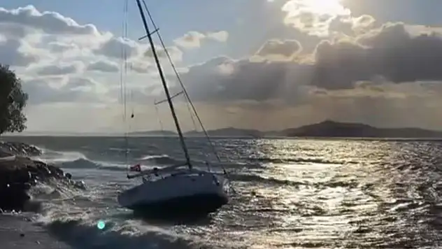 Bodrum'da Fırtına Hayatı Olumsuz Etkiledi: Tekneler Karaya Vurdu, Yangınlar Çıktı