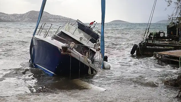 Bodrum'da fırtına nedeniyle bir tekne karaya oturdu, bazı iskeleler zarar gördü