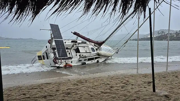 Bodrum'da Fırtına ve Etkileri: Feribot Seferleri İptal, Tekne Karaya Oturdu