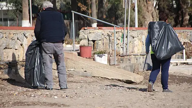 Bodrum'da gönüllüler fırtına sonrası sahilde kıyı temizliği yaptı