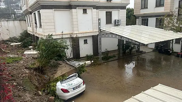 'Bodrum'da İstinat Duvarı Çöktü: Araçlar Enkaz Altında Kaldı!'