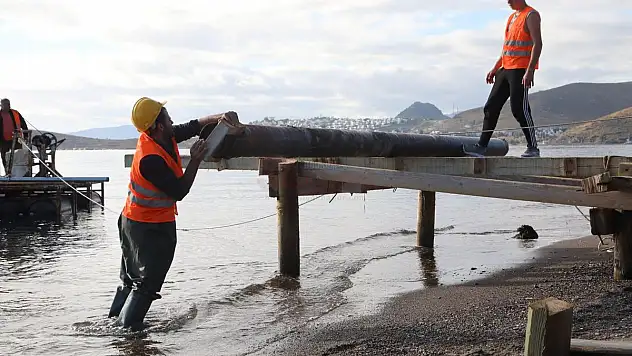 BODRUM'DA KAÇAK İSKELELER YIKILIYOR