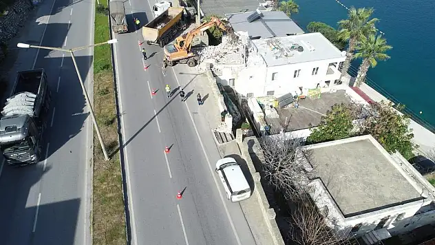 Bodrum'da Kaçak Yapılara Yıkım