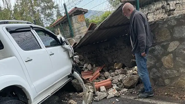 Bodrum'da Kadın Sürücü Kontrolden Çıktı: İstinat Duvarını Yıktı
